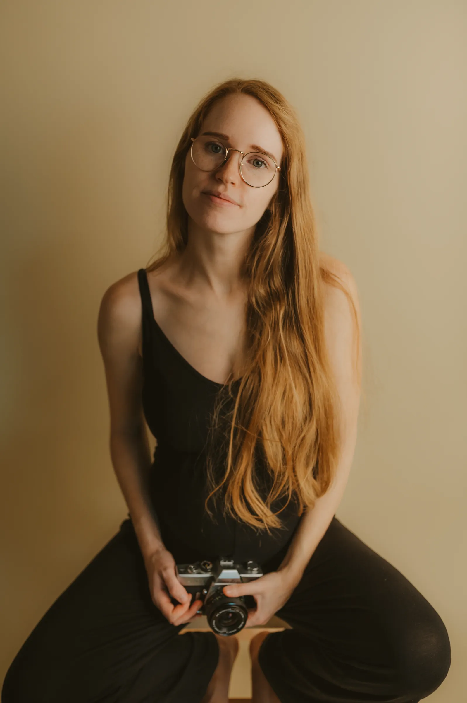 Janna van De Fotoschuur in haar studio met camera.